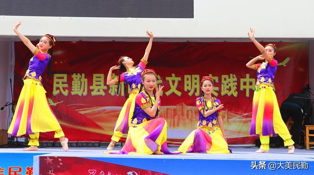 民勤縣新時代文明實(shí)踐志愿服務(wù)流動舞臺車鄉(xiāng)村演出惠百姓