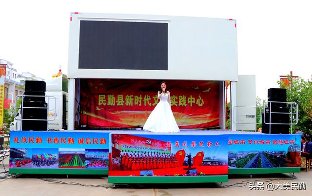 民勤縣新時代文明實(shí)踐志愿服務(wù)流動舞臺車鄉(xiāng)村演出惠百姓