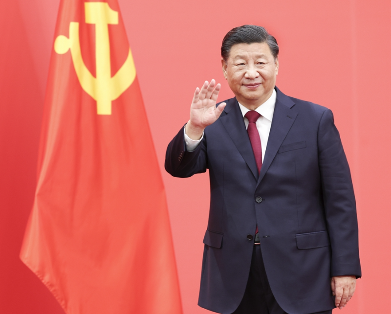 2022年10月23日，習近平在北京人民大會堂同采訪中共二十大的中外記者親切見面。